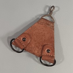 PASSANT ARRIERE DE SUSPENSION TRIANGLE MODELE 1935 POUR ENSEMBLE DE CEINTURON CARTOUCHIERE ET BRELAGE